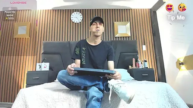 DerryAndIzzy on StripChat 