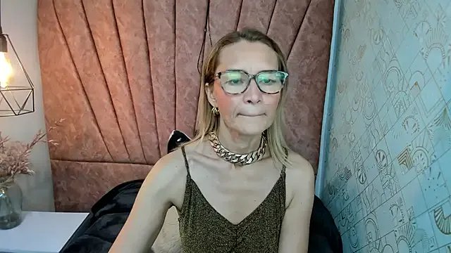 Issa_Milf__ on StripChat 