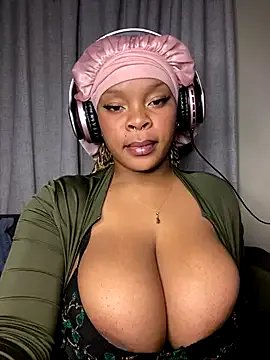 YellowHoneyDip on StripChat 