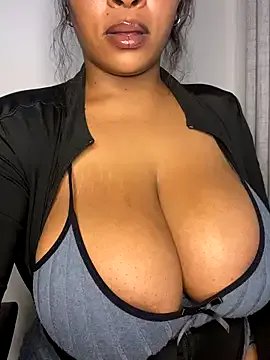 YellowHoneyDip on StripChat 