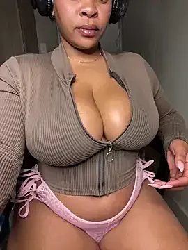 YellowHoneyDip on StripChat 